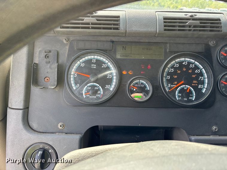 image for item YA1657 2016 Freightliner Cascadia semi truck