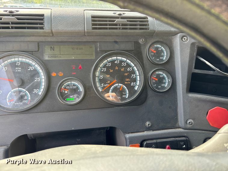 image for item YA1657 2016 Freightliner Cascadia semi truck