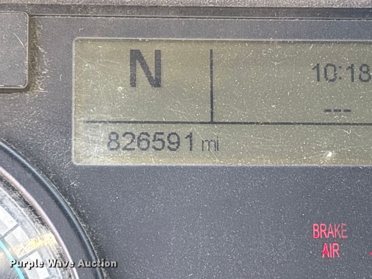 image for item YA1657 2016 Freightliner Cascadia semi truck