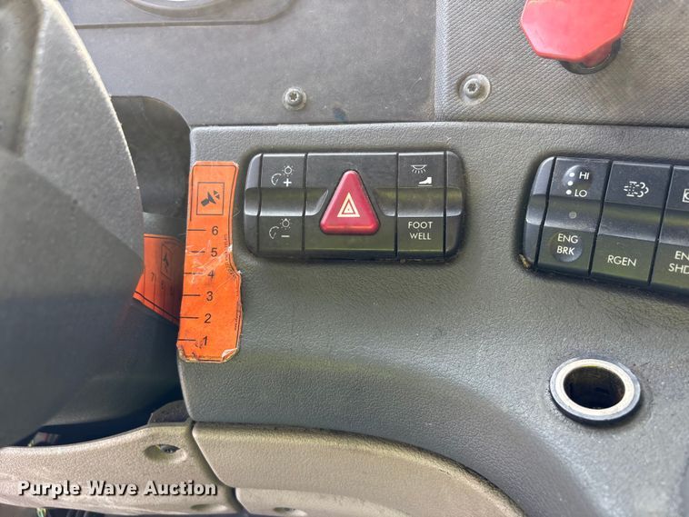 image for item YA1657 2016 Freightliner Cascadia semi truck