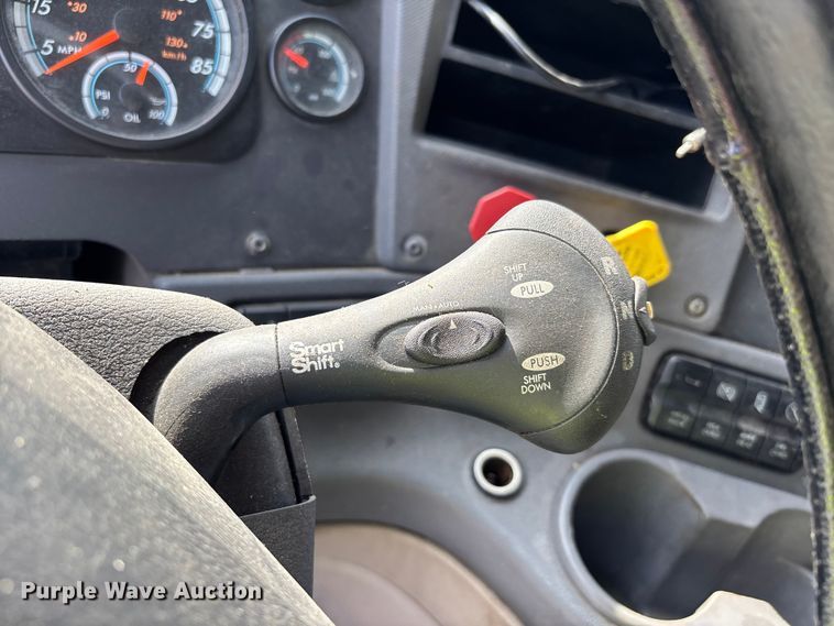 image for item YA1657 2016 Freightliner Cascadia semi truck