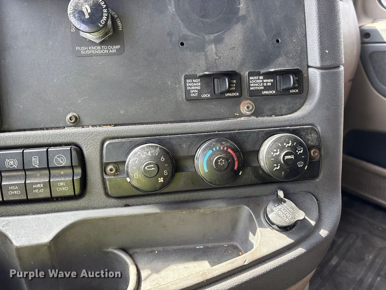 image for item YA1657 2016 Freightliner Cascadia semi truck