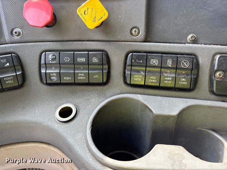 image for item YA1657 2016 Freightliner Cascadia semi truck