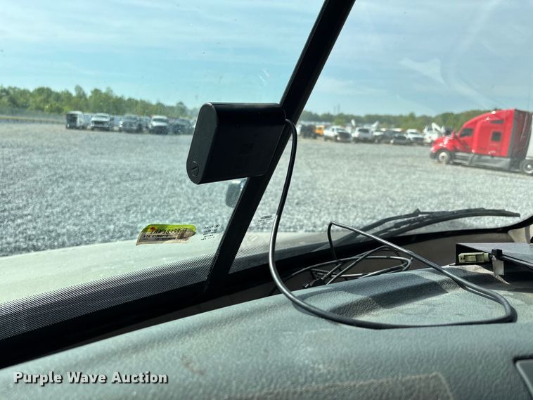 image for item YA1657 2016 Freightliner Cascadia semi truck