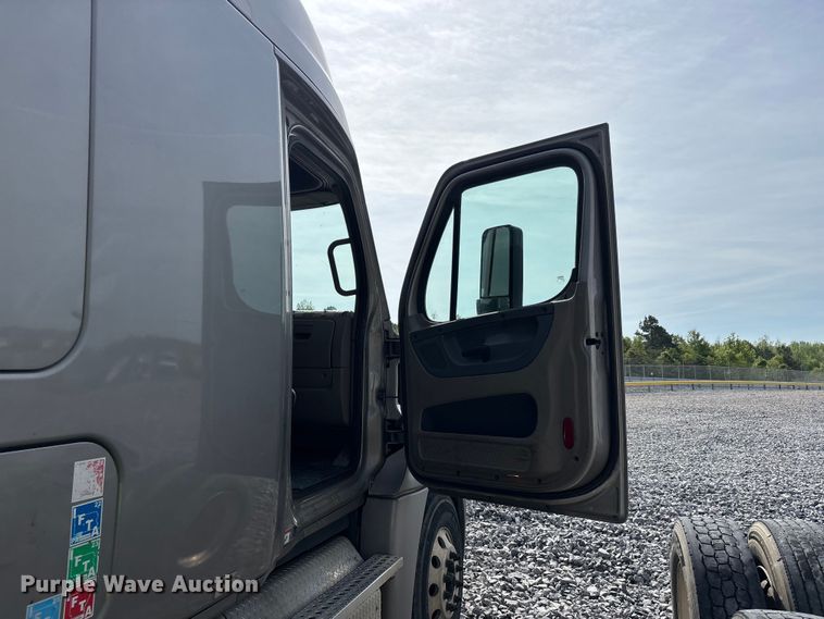 image for item YA1657 2016 Freightliner Cascadia semi truck