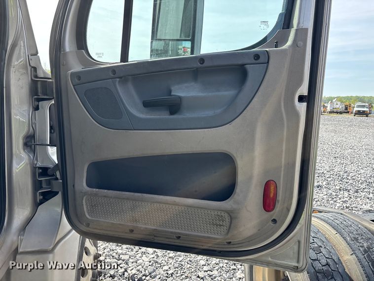 image for item YA1657 2016 Freightliner Cascadia semi truck