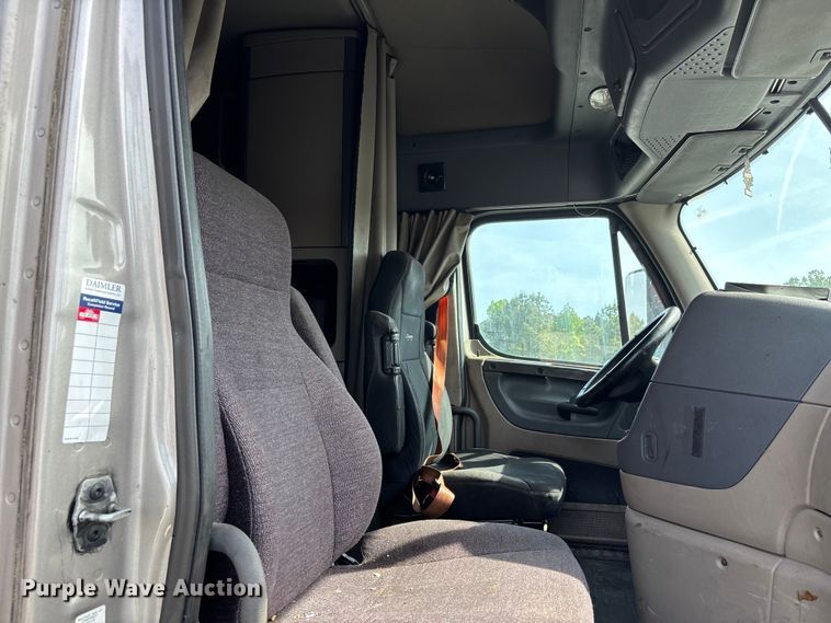 image for item YA1657 2016 Freightliner Cascadia semi truck