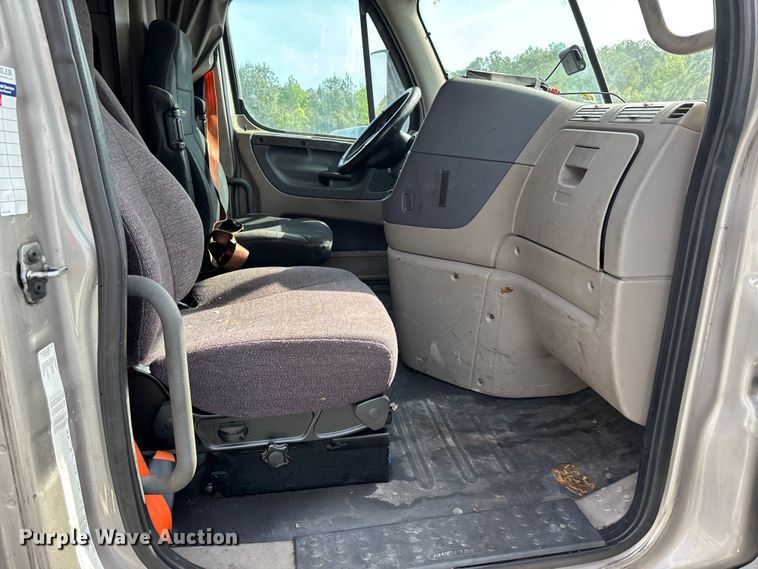 image for item YA1657 2016 Freightliner Cascadia semi truck