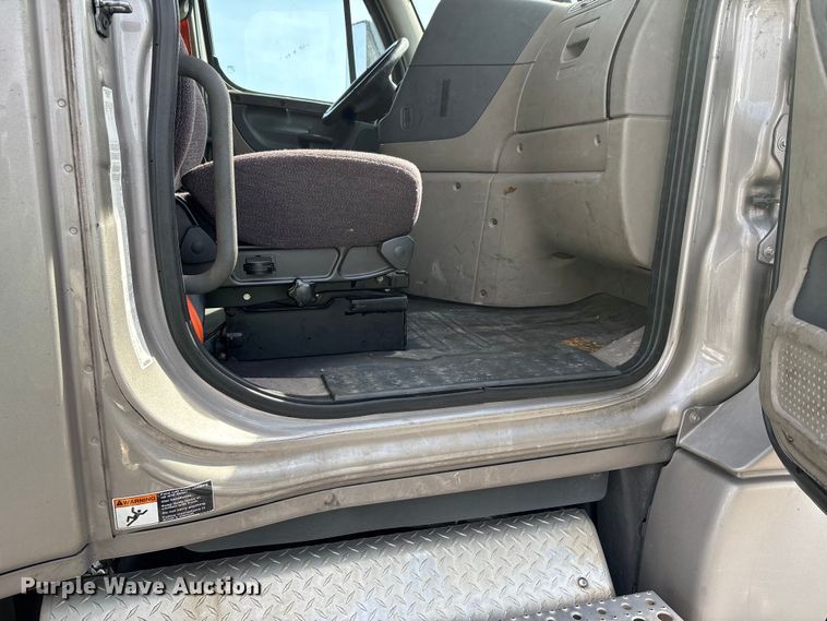 image for item YA1657 2016 Freightliner Cascadia semi truck