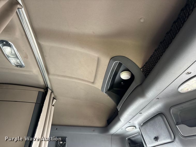 image for item YA1657 2016 Freightliner Cascadia semi truck