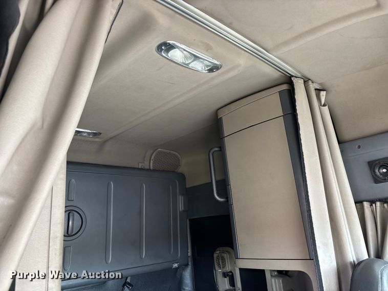 image for item YA1657 2016 Freightliner Cascadia semi truck