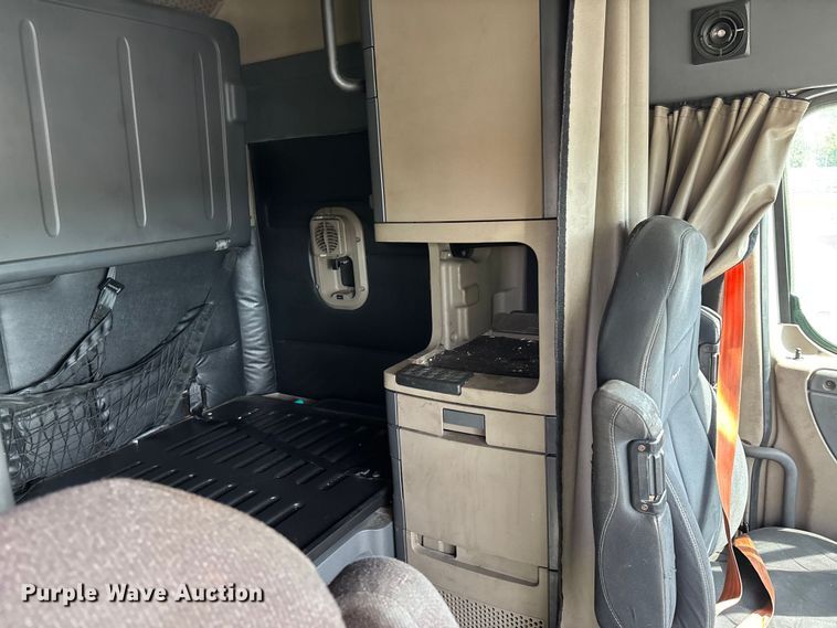 image for item YA1657 2016 Freightliner Cascadia semi truck