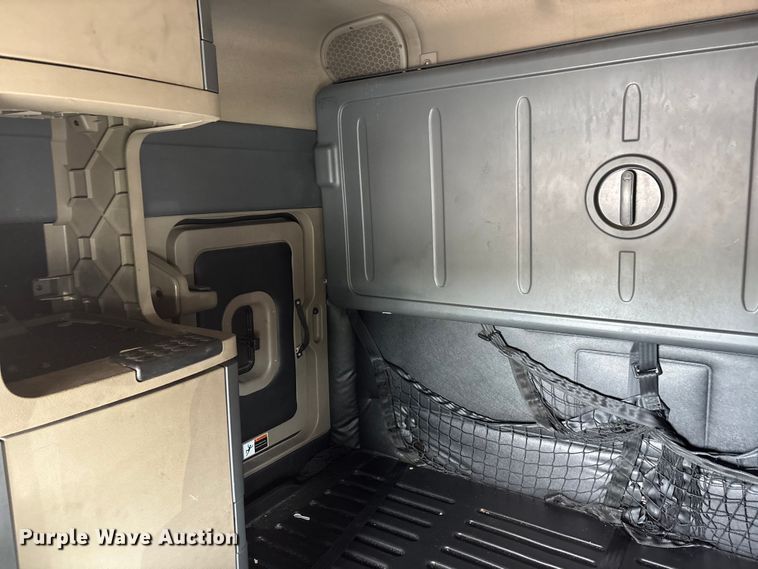 image for item YA1657 2016 Freightliner Cascadia semi truck