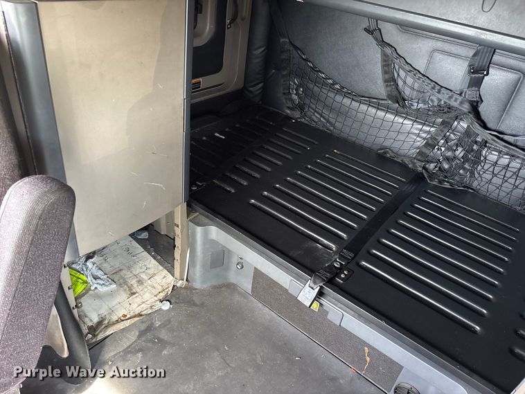 image for item YA1657 2016 Freightliner Cascadia semi truck