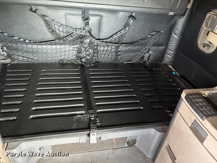 image for item YA1657 2016 Freightliner Cascadia semi truck