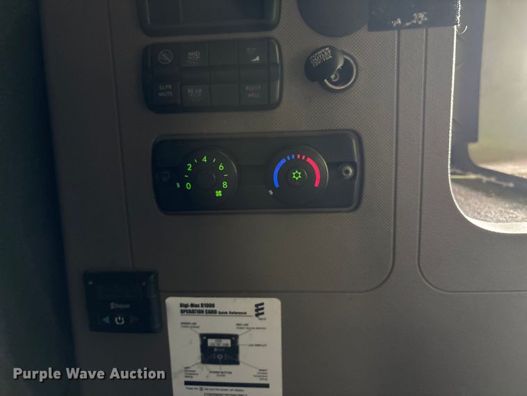 image for item YA1657 2016 Freightliner Cascadia semi truck