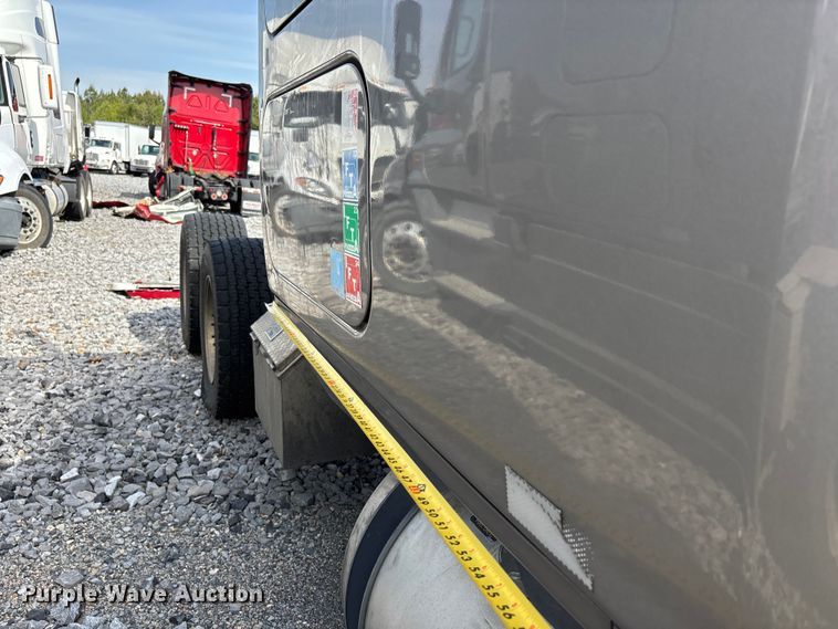 image for item YA1657 2016 Freightliner Cascadia semi truck