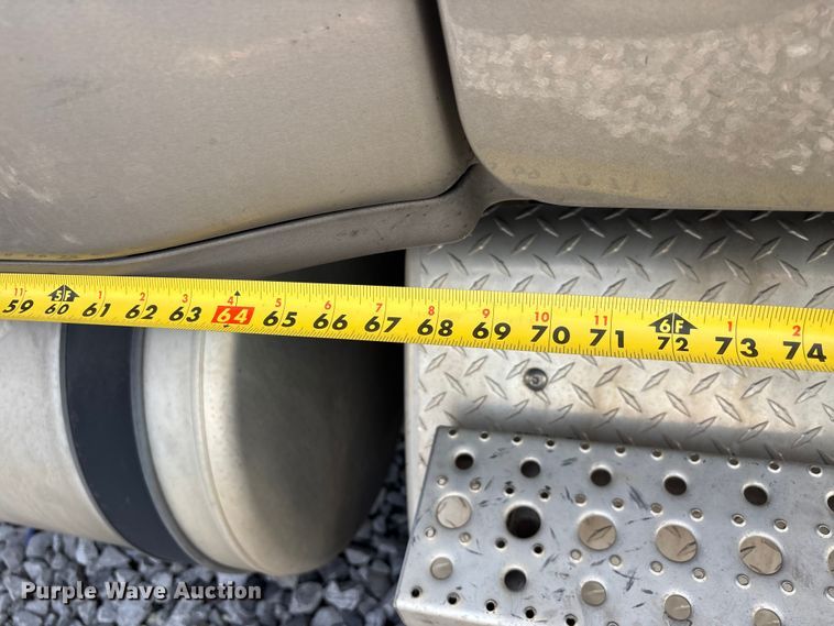 image for item YA1657 2016 Freightliner Cascadia semi truck