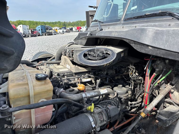 image for item YA1657 2016 Freightliner Cascadia semi truck