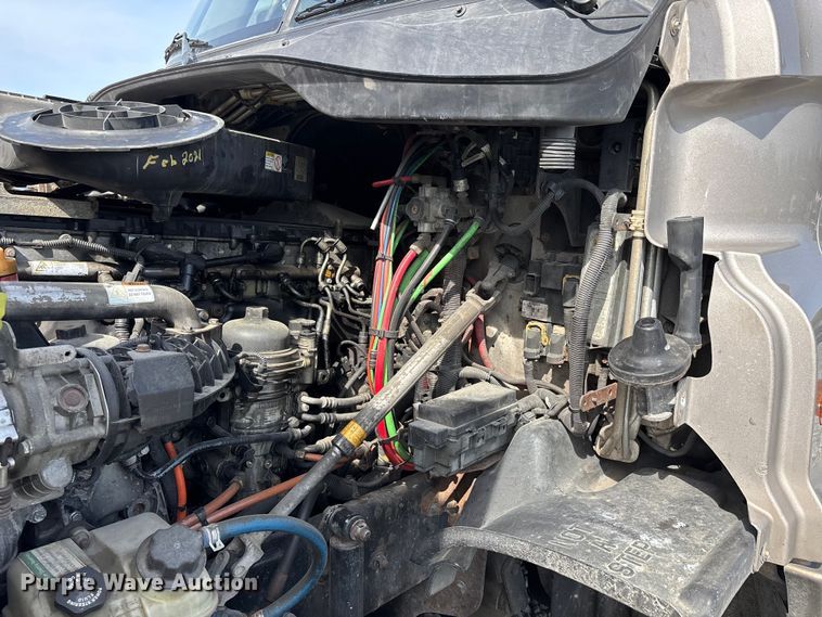 image for item YA1657 2016 Freightliner Cascadia semi truck