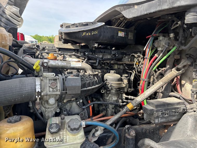 image for item YA1657 2016 Freightliner Cascadia semi truck