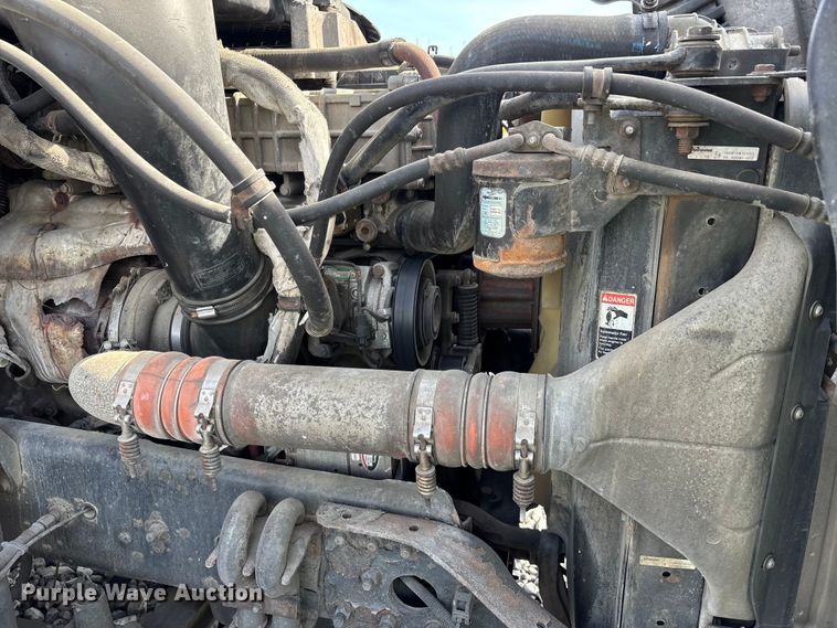 image for item YA1657 2016 Freightliner Cascadia semi truck
