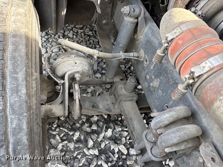 image for item YA1657 2016 Freightliner Cascadia semi truck