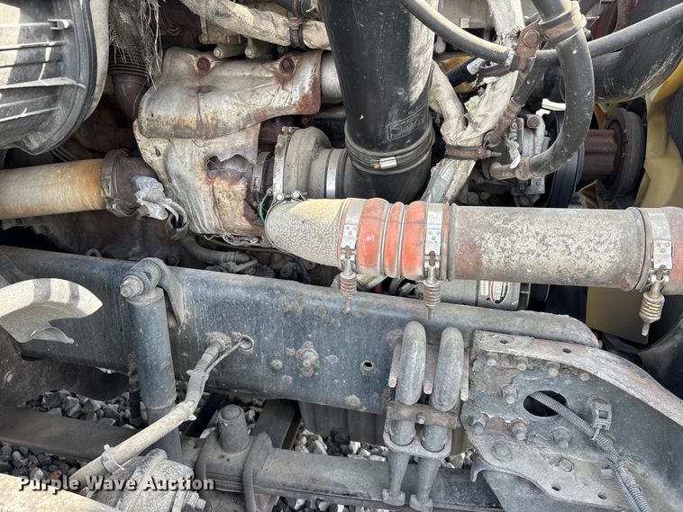 image for item YA1657 2016 Freightliner Cascadia semi truck
