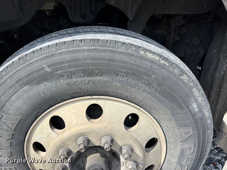 image for item YA1657 2016 Freightliner Cascadia semi truck