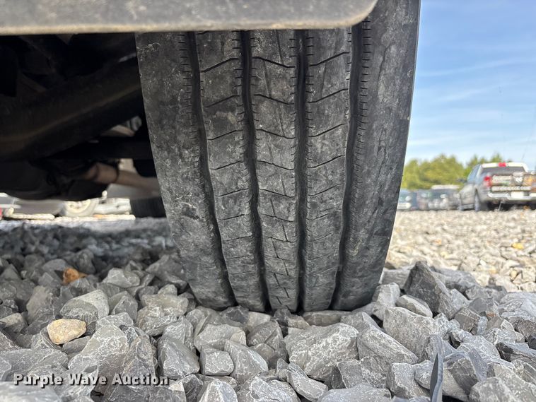 image for item YA1657 2016 Freightliner Cascadia semi truck