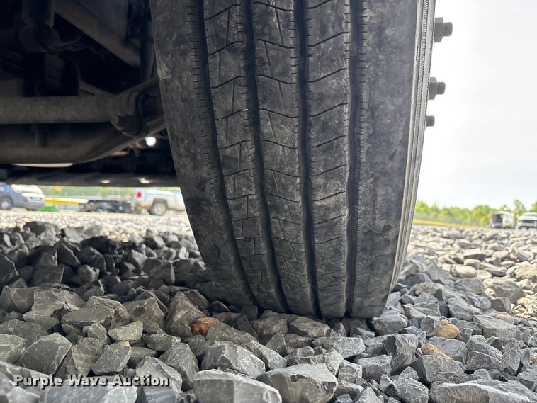 image for item YA1657 2016 Freightliner Cascadia semi truck