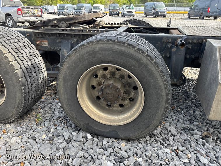 image for item YA1657 2016 Freightliner Cascadia semi truck