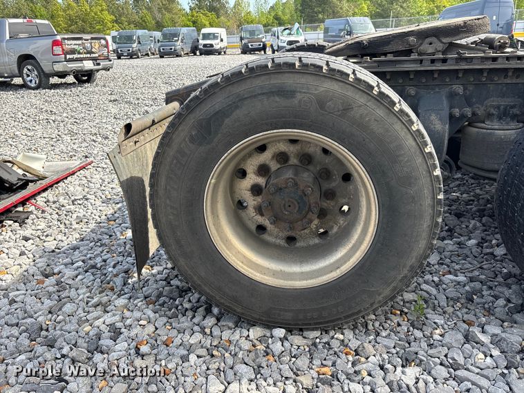 image for item YA1657 2016 Freightliner Cascadia semi truck