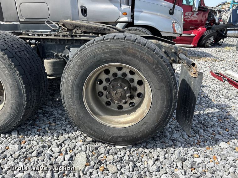 image for item YA1657 2016 Freightliner Cascadia semi truck