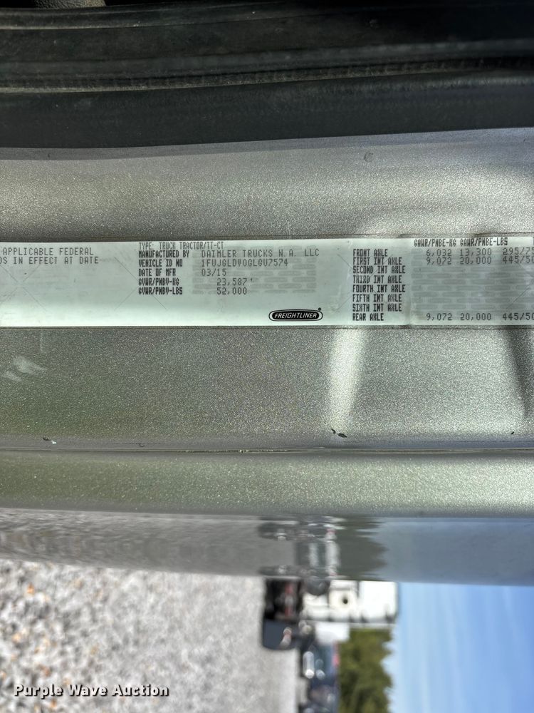 image for item YA1657 2016 Freightliner Cascadia semi truck