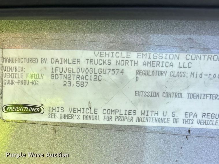 image for item YA1657 2016 Freightliner Cascadia semi truck