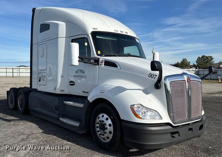 image for item YA1845 2020 Kenworth T680 semi truck