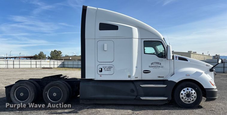 image for item YA1845 2020 Kenworth T680 semi truck