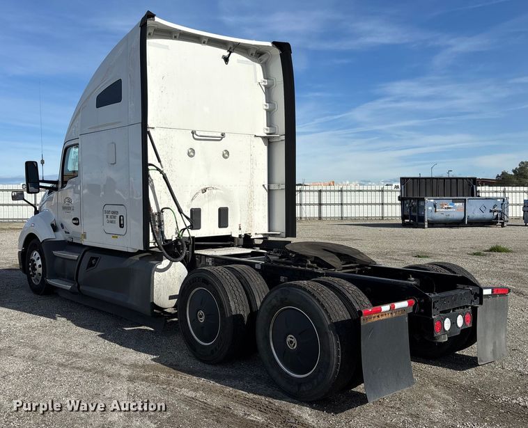 image for item YA1845 2020 Kenworth T680 semi truck