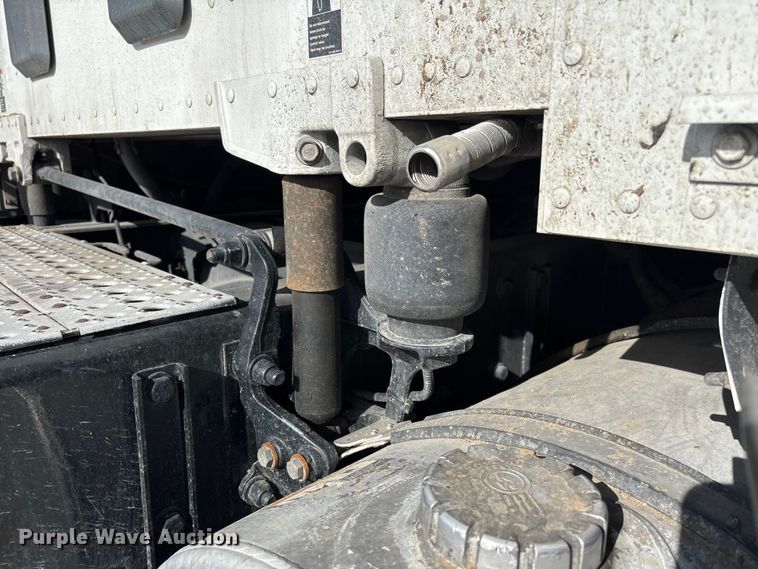 image for item YA1845 2020 Kenworth T680 semi truck