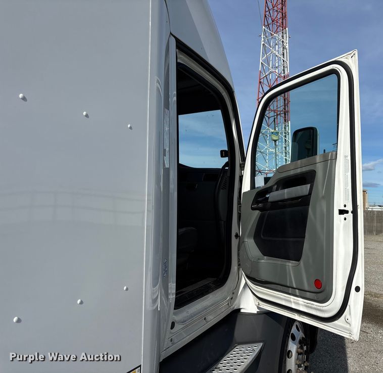 image for item YA1845 2020 Kenworth T680 semi truck