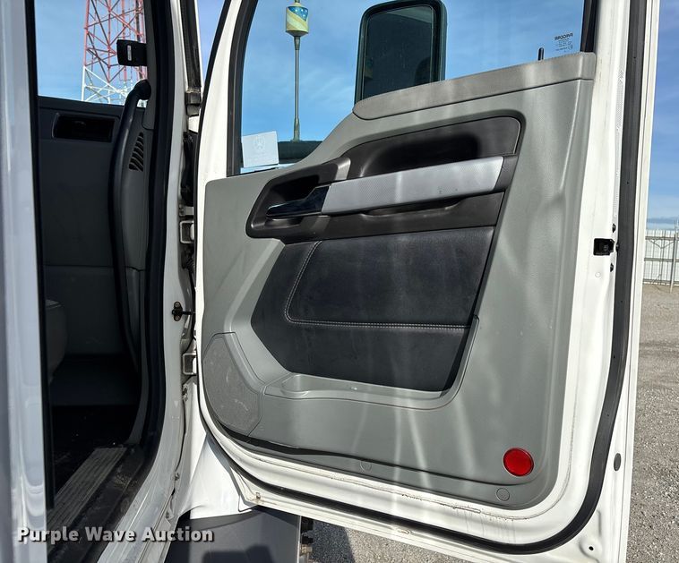 image for item YA1845 2020 Kenworth T680 semi truck