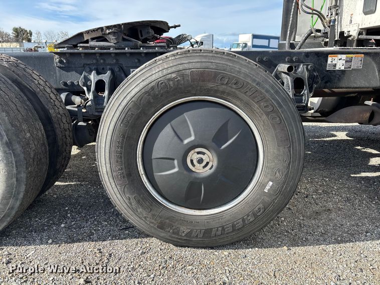 image for item YA1845 2020 Kenworth T680 semi truck