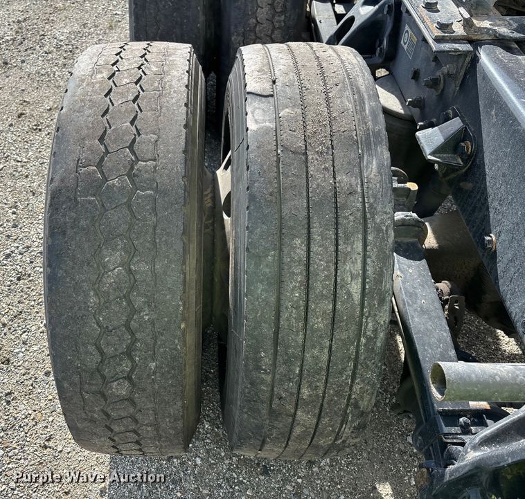 image for item YA1845 2020 Kenworth T680 semi truck