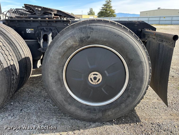 image for item YA1845 2020 Kenworth T680 semi truck