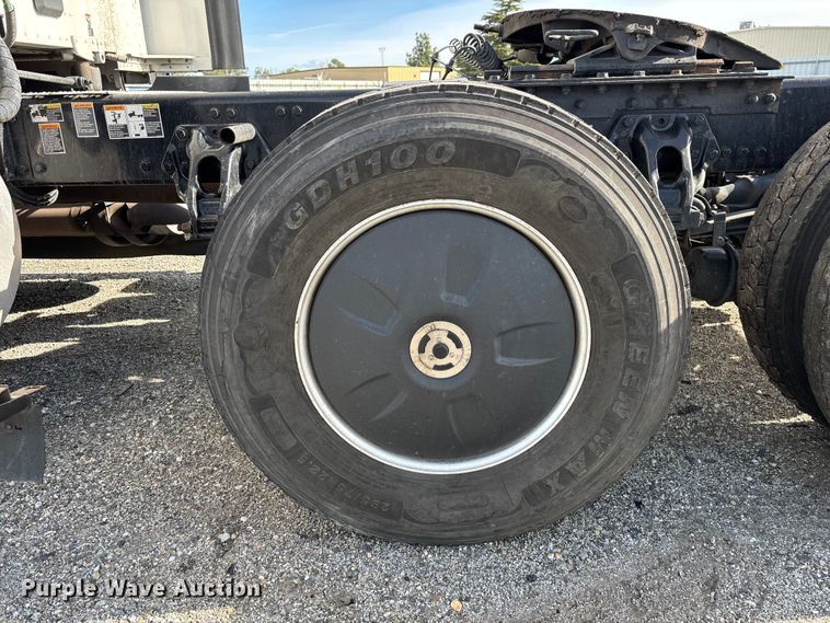 image for item YA1845 2020 Kenworth T680 semi truck