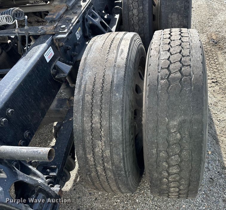 image for item YA1845 2020 Kenworth T680 semi truck