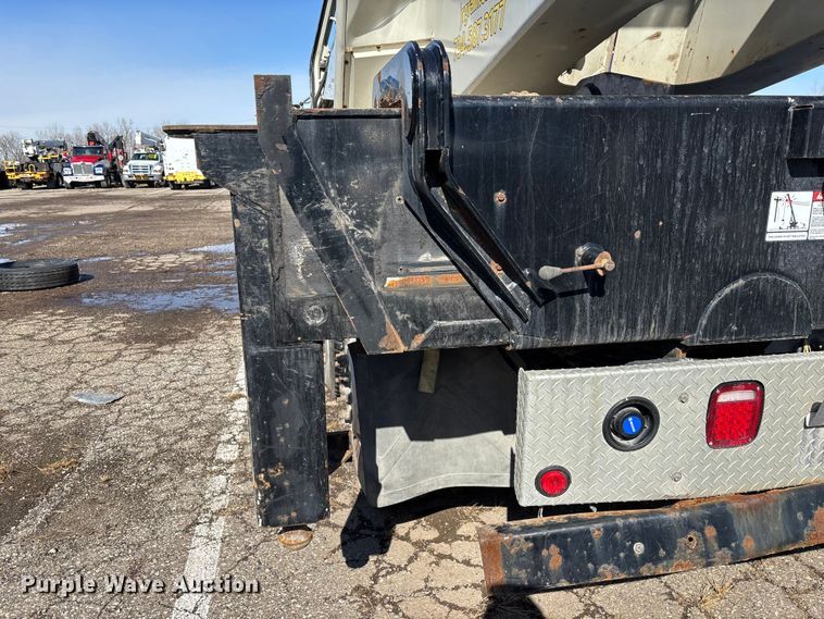image for item YA2613 2015 Peterbilt 367 crane truck