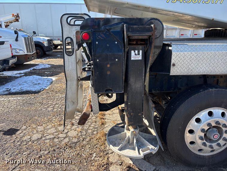 image for item YA2613 2015 Peterbilt 367 crane truck