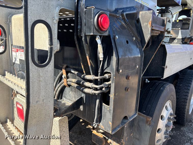 image for item YA2613 2015 Peterbilt 367 crane truck